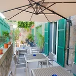 Gasthuis Via Delle 5 Terre 4*